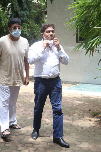Mumbai: Comedian Johny Lever arrives at the burial of veteran Bollywood comedian Jagdeep, in Mumbai on July 9, 2020. (Photo: IANS)