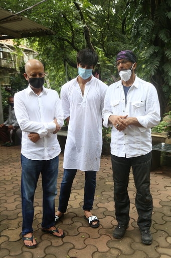 Mumbai: Actor Javed Jaffrey, with his brother Naved Jaffrey and son Mizaan Jaffrey at the burial of his father Jagdeep, in Mumbai on July 9, 2020. (Photo: IANS)