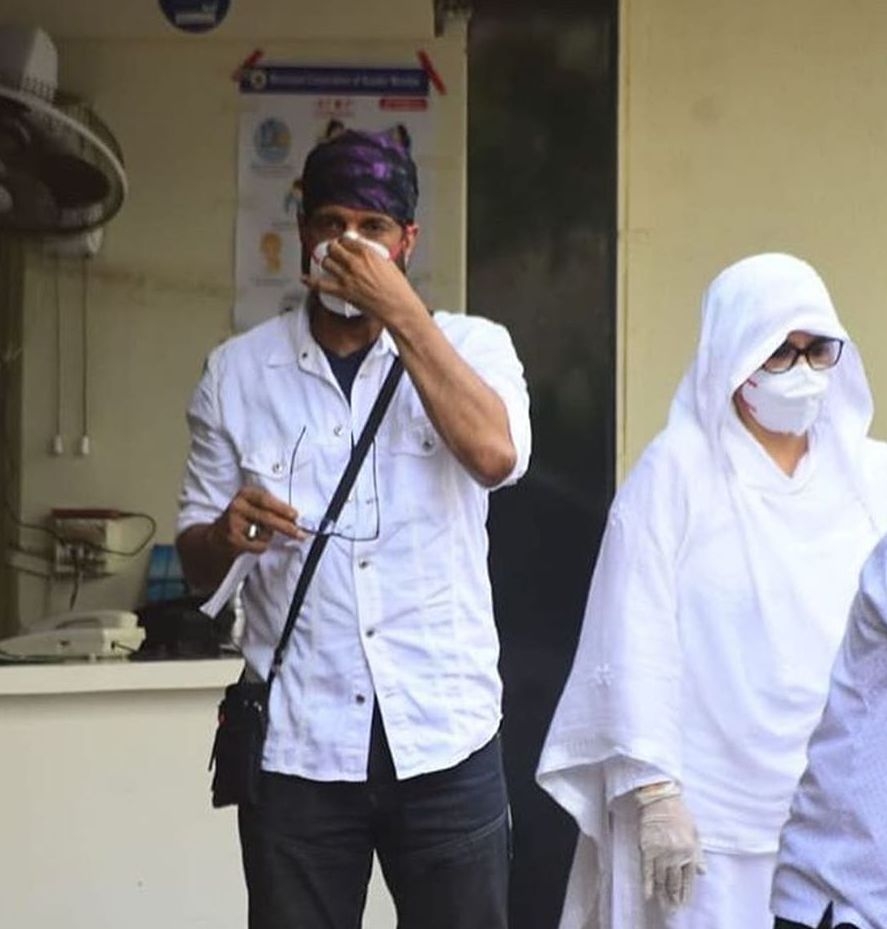 Mumbai: Actor Jaaved Jaaferi along with family members, leaves for the last rites of his father veteran Bollywood comedian Jagdeep who passed away on Wednesday owing to age-related health problems at the age of 81, in Mumbai on July 9, 2020. (Photo: IANS)