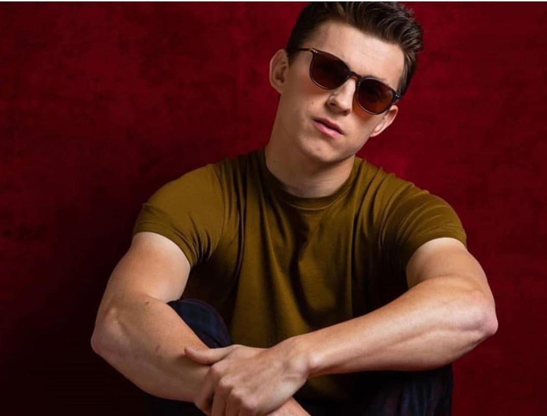 Tom Holland flaunts his abs in mirror selfie.