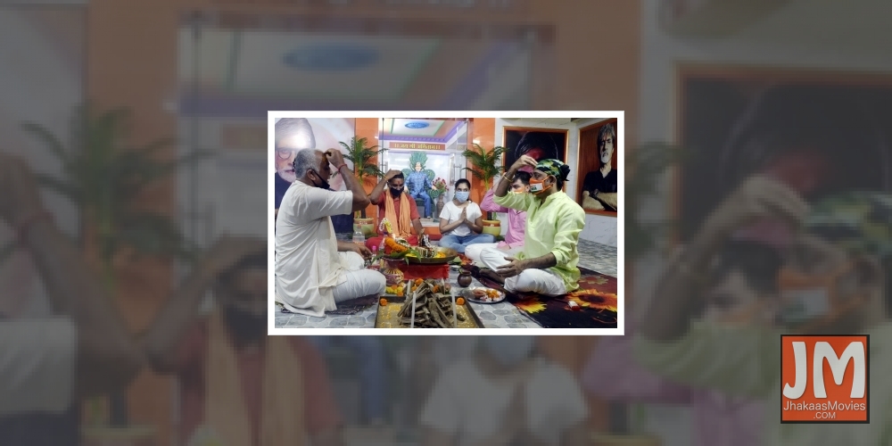 Kolkata: Members of All Bengal Amitabh Bachchan Fan Association perform 'yagna' to pray for the speedy recovery of actor Amitabh Bachchan and his family members after he, his son Abhishek Bachchan, daughter-in-law Aishwarya Rai Bachchan and granddaughte