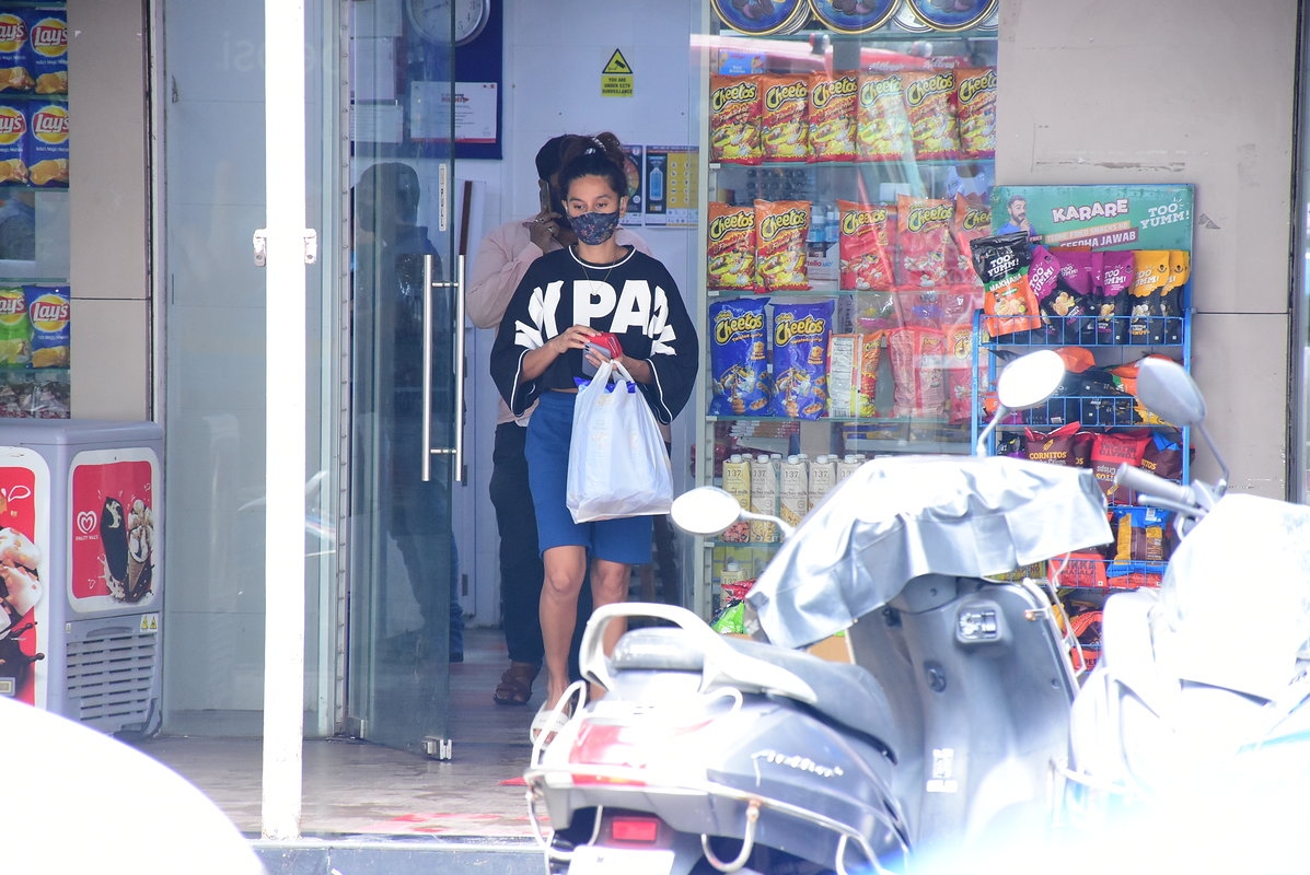 Mumbai: Singer-actress Shibani Dandekar seen at Bandra in Mumbai on July 18, 2020. (Photo: IANS)