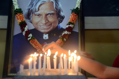 Mumbai: Students pay tribute to Dr APJ Abdul Kalam on the occasion of his second death anniversary at Sion in Mumbai on July 27, 2017.  (Photo: IANS)