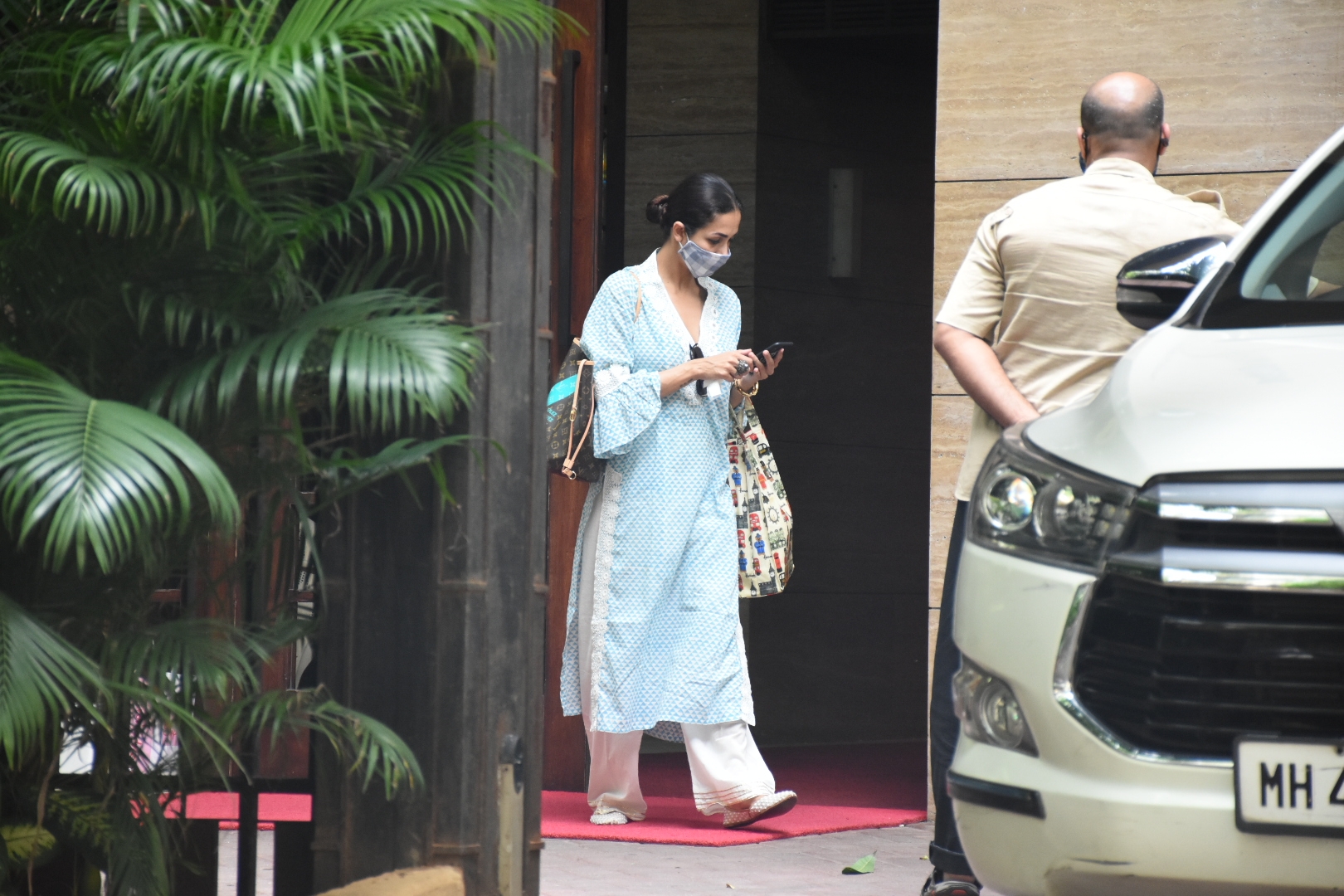 Mumbai: Actress Malaika Arora seen at Amrita Arora's house in Mumbai's Bandra on July 25, 2020. (Photo: IANS)