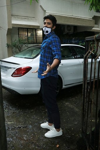 Mumbai: Actor Saqib Saleem seen at a salon in Mumbai's Juhu on July 27, 2020. (Photo: IANS)