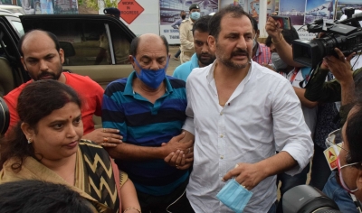 Mumbai, July 29 (IANS) Mumbai Police allegedly put pressure on the family of late Bollywood actor Sushant Singh Rajput to mention names of a few big film production houses during their investigation into his death, claims the lawyer representing the family of the deceased.