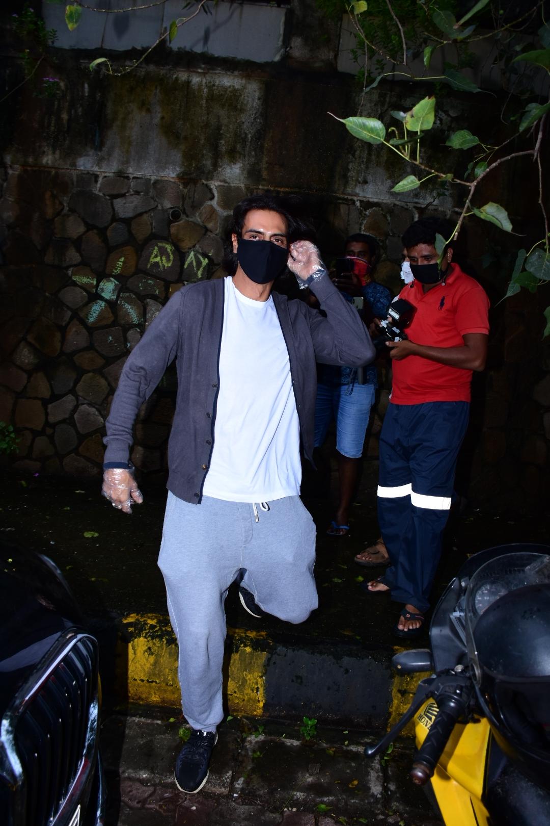Mumbai: Actor Arjun Rampal spotted at Hakim Alim salon in Mumbai's Bandra on July 30, 2020. (Photo: IANS)