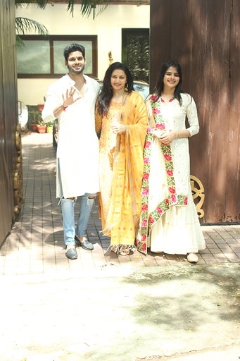 Mumbai: Actress Bhagyashree with her son Abhimanyu & daughter Avantika during Raksha Bandhan celebrations at their Juhu home in Mumbai on Aug 3, 2020. (Photo: IANS)