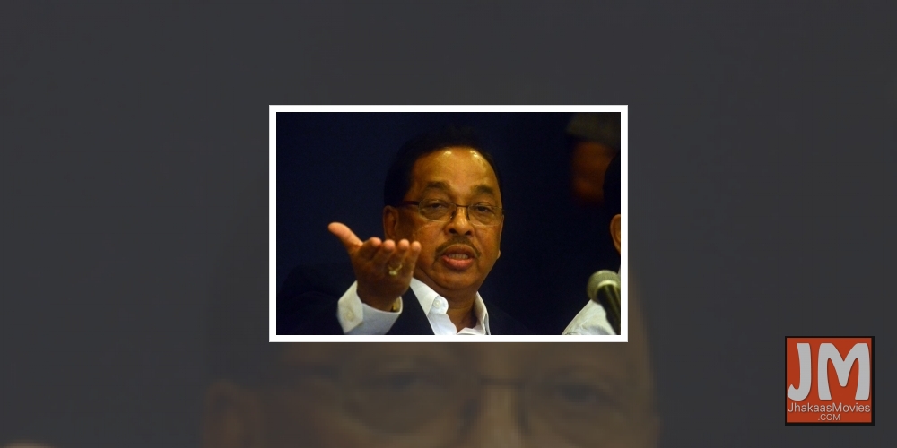 Mumbai: Narayan T. Rane addresses a press conference regarding his newly floated political outfit, Maharashtra Swabhiman Party, which would work for the overall and all-inclusive development of the state in Mumbai on Oct 1, 2017.