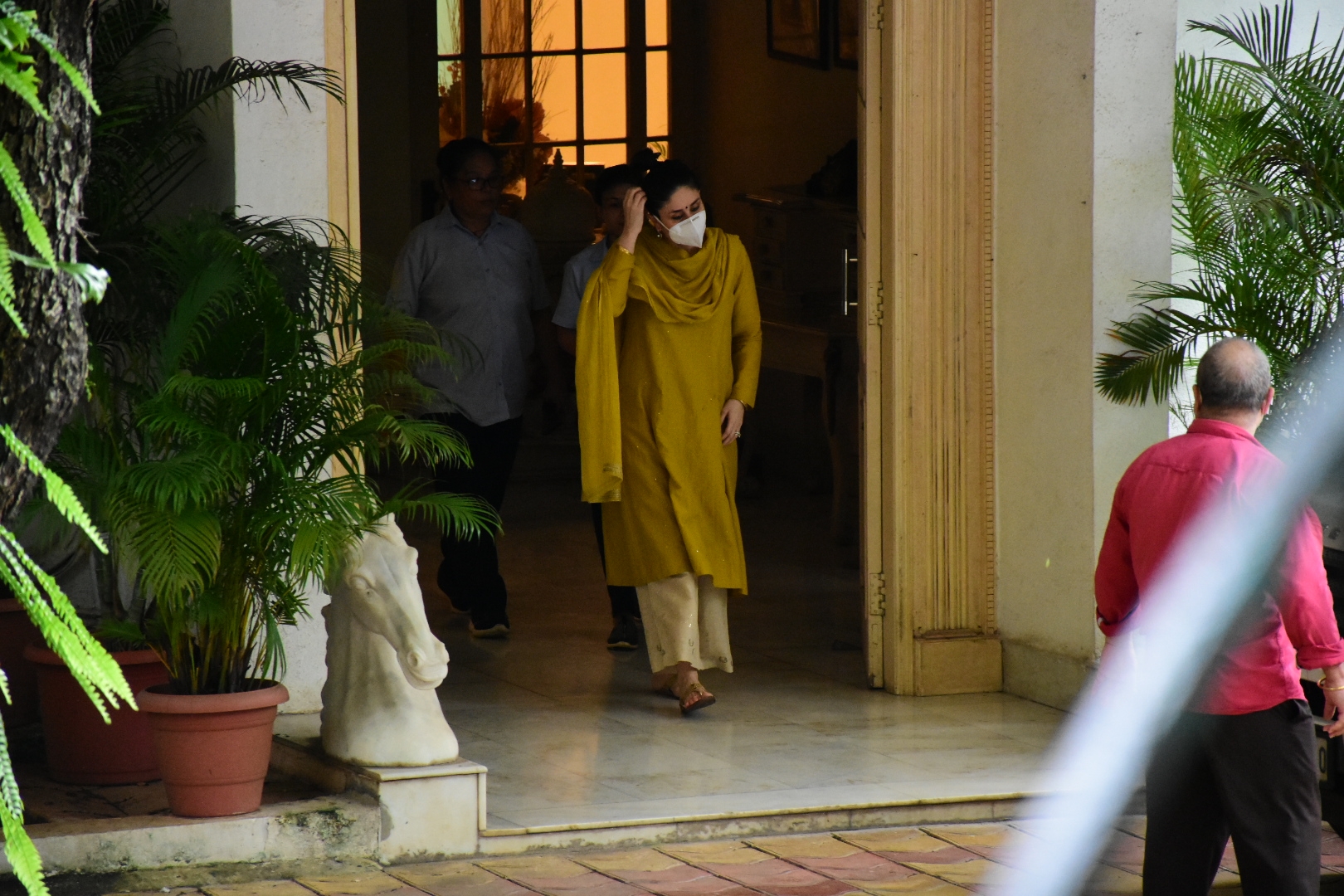 Mumbai: Actress Kareena Kapoor Khan during Raksha Bandhan celebrations at Raj Kapoor's house, in Mumbai on Aug 3, 2020. (Photo: IANS)