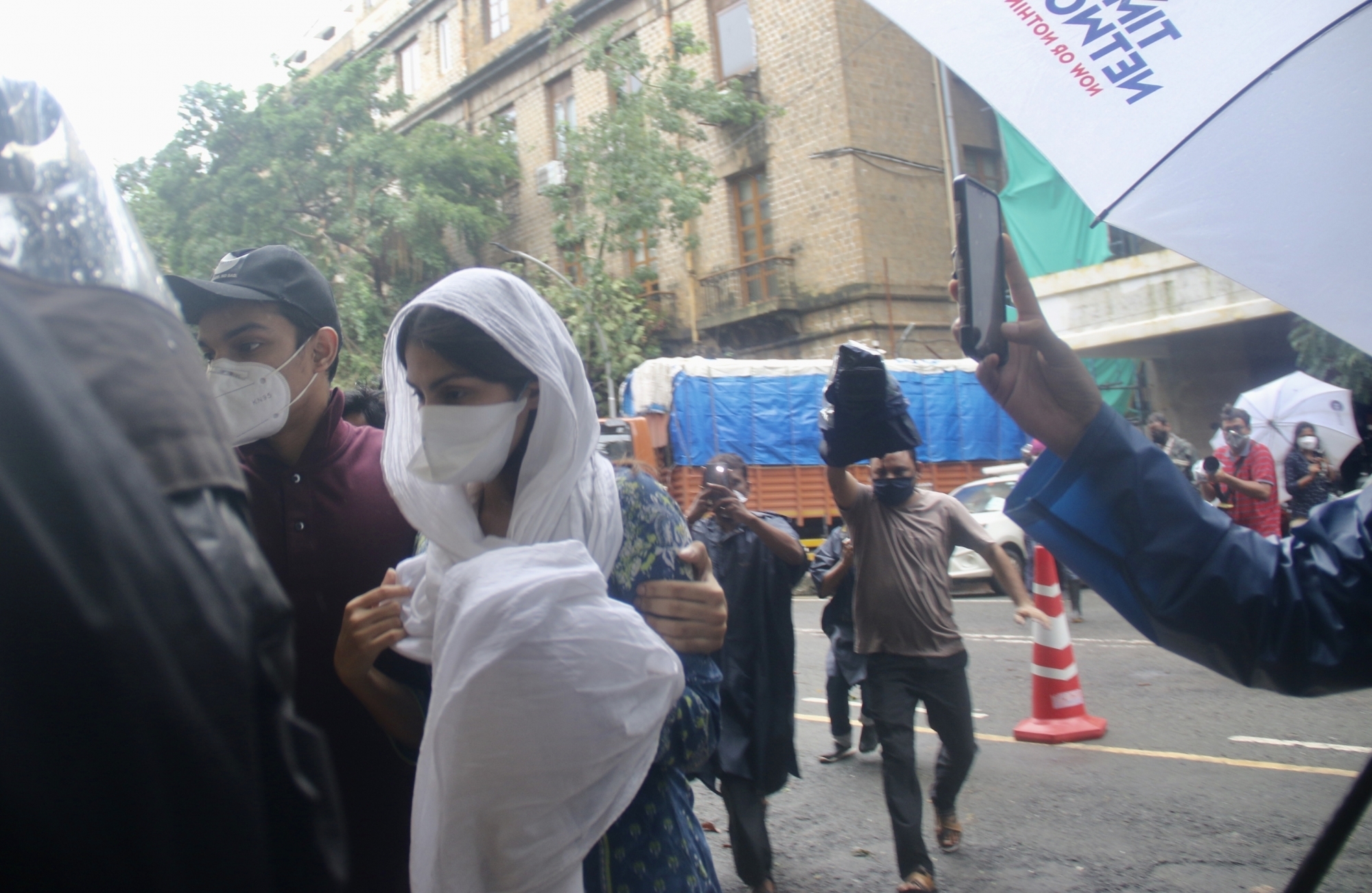 Mumbai: Bollywood actor Rhea Chakraborty accompanied by her brother Showik arrives to appear before the Enforcement Directorate for questioning in a money laundering probe vis-a-vis the Sushant Singh Rajput case, in Mumbai on Aug 7, 2020. (Photo: IANS)
