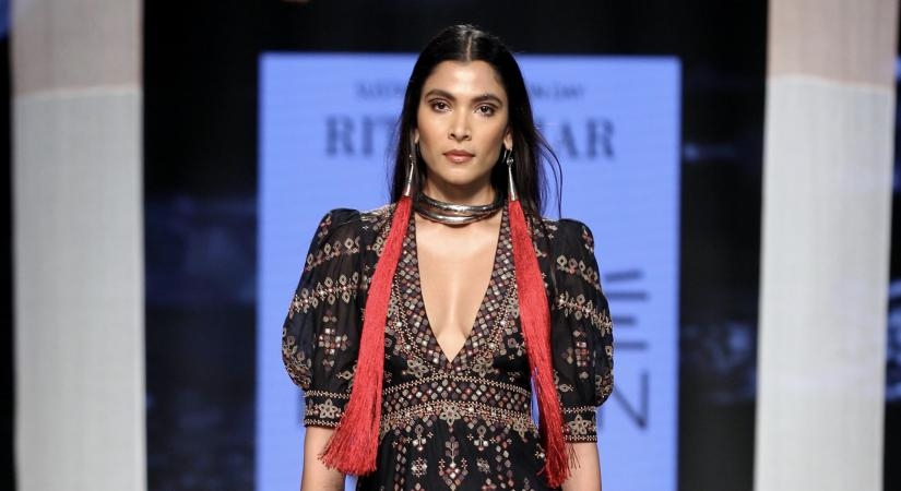 A modern rendition of Bandhini by Ritu Kuma.