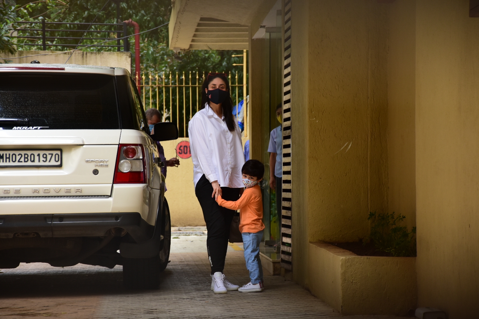 Mumbai: Actress Kareena Kapoor Khan seen with her son Taimur Ali Khan at Mumbai's Bandra on Aug 10, 2020. (Photo: IANS)