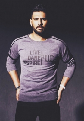 Cancer survivors Manisha Koirala, Yuvraj Singh pen messages for Sanjay.