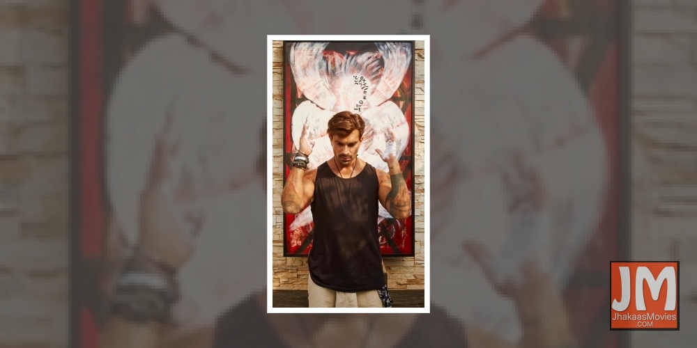 Bipasha loves Karan's new art work, a portrait of Ganesha.