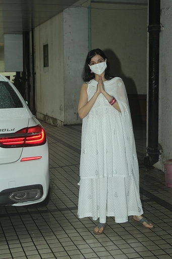 Mumbai: Actress Divya Khosla Kumar seen at the office of T-Series in Mumbai's Andheri on Aug 20, 2020. (Photo: IANS)