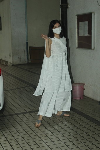 Mumbai: Actress Divya Khosla Kumar seen at the office of T-Series in Mumbai's Andheri on Aug 20, 2020. (Photo: IANS)