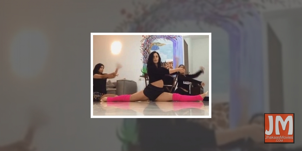 Elli AvrRam does the full split in her new post.