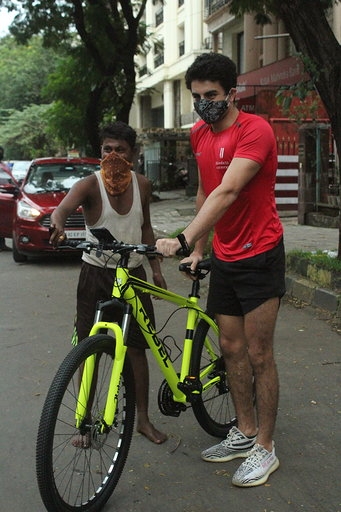 Mumbai: Actor Saif Ali Khan's son Ibrahim Ali Khan seen cycling at Juhu in Mumbai on Aug 27, 2020. (Photo: IANS)
