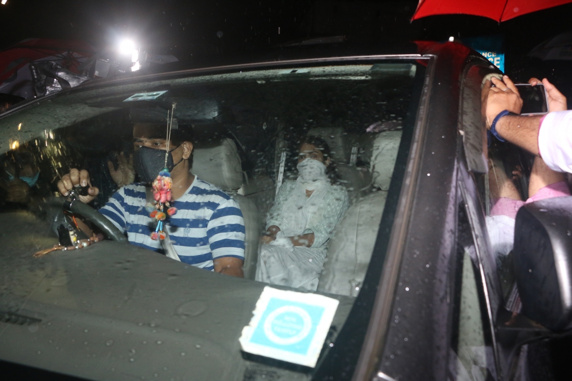 Actress Rhea Chakraborty seen in Mumbai's Santacruz for CBI inquiry on August 28, 2020. (Photo: IANS)