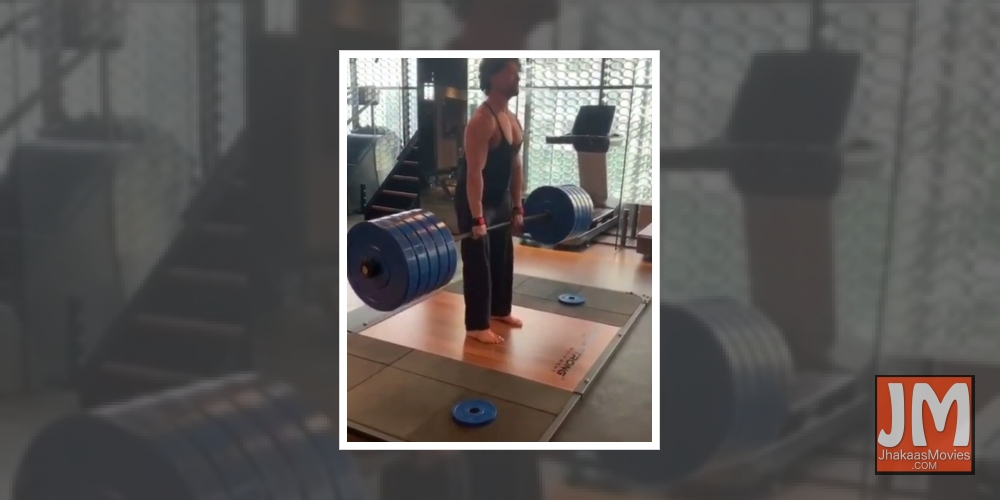 Tiger Shroff does deadlifts with 220 kilos of weight.