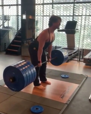 Tiger Shroff does deadlifts with 220 kilos of weight.