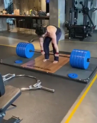 Tiger Shroff does deadlifts with 220 kilos of weight.
