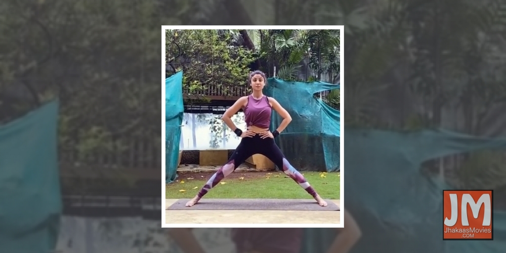 Shilpa - Shetty Best way to start my day and week is with yoga .