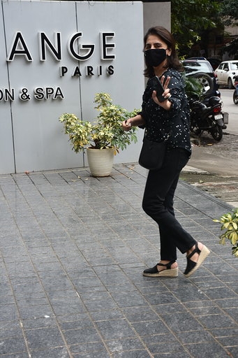 Mumbai: Actress Neetu Kapoor seen at Bandra in Mumbai on Sep 14, 2020. (Photo: IANS)