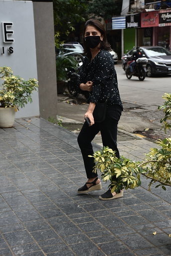 Mumbai: Actress Neetu Kapoor seen at Bandra in Mumbai on Sep 14, 2020. (Photo: IANS)