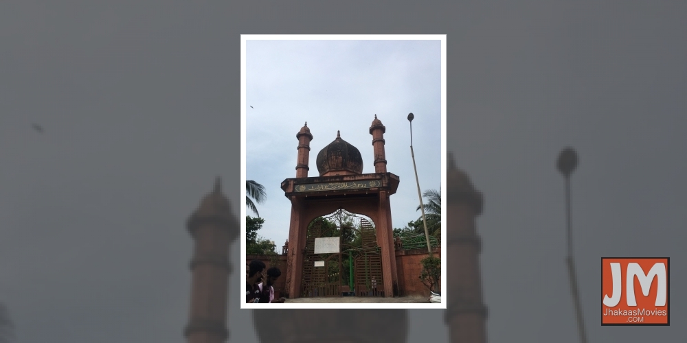 Chandan Roy Sanyal visits Irrfan's grave.