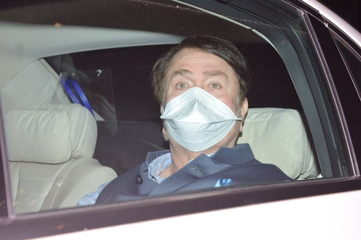 Mumbai: Actor Randhir Kapoor arrives at the birthday party of his daughter and actress Kareena Kapoor Khan at Bandra in Mumbai on Sep 21, 2020. (Photo: IANS)