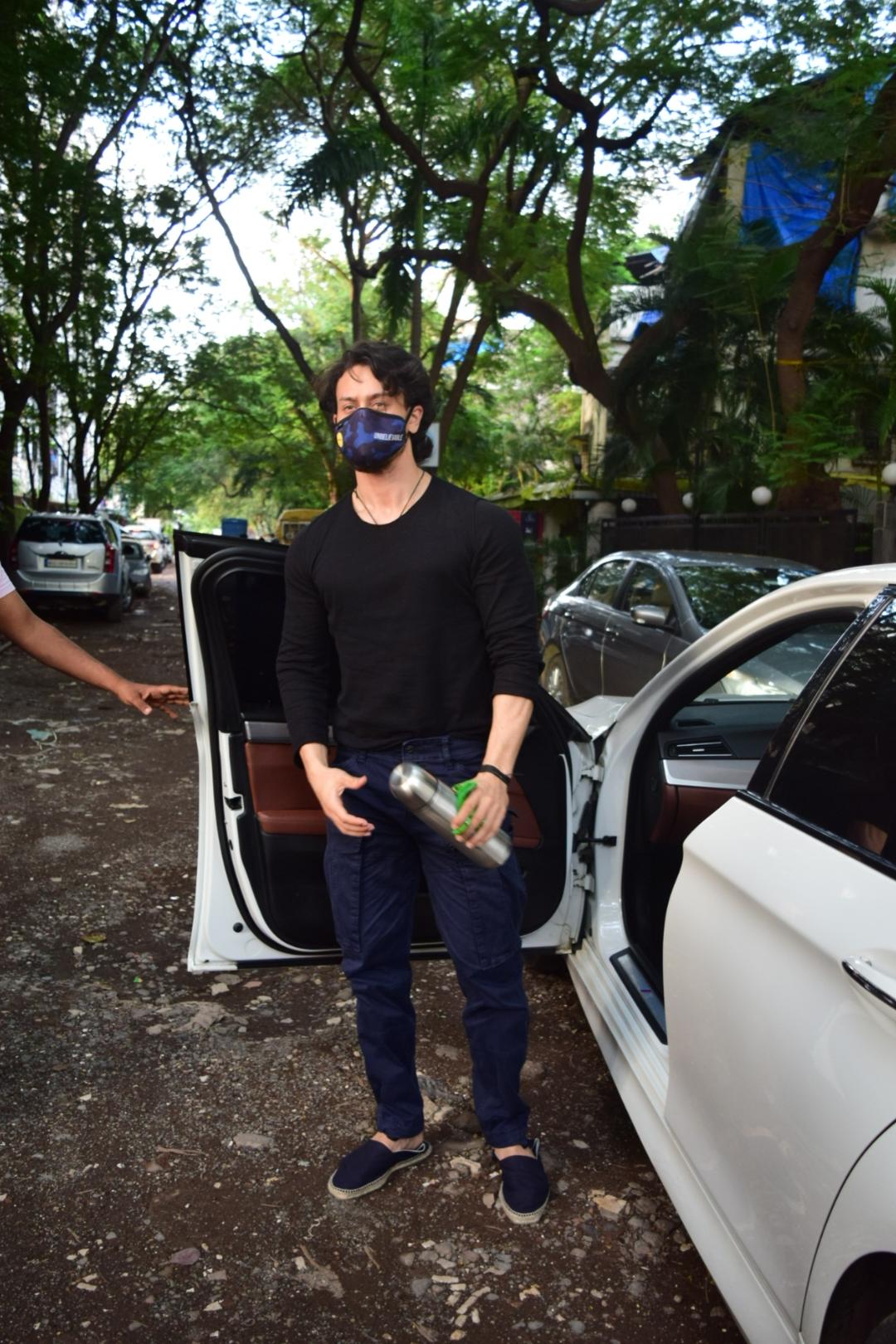Mumbai: Tiger Shroff seen at dubbing studio in Mumbai's Juhu on September 26, 2020. (Photo: IANS)
