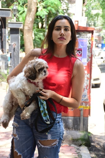 Mumbai: Actress Sonnalli Seygall seen at Bandra in Mumbai on Sep 29, 2020. (Photo: IANS)