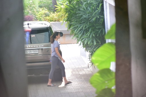 Mumbai: Actress Alia Bhatt seen at actor Ranbir Kapoor's house in Mumbai's Bandra on Oct 2, 2020. (Photo: IANS)