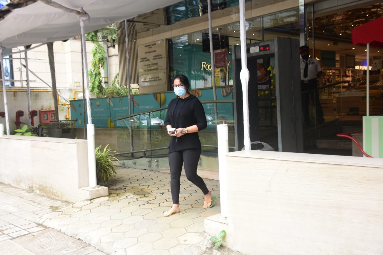 Mumbai: Producer and actor Tiger Shroff's mother Ayesha Shroff seen at Mumbai's Khar on Oct 8, 2020. (Photo: IANS)