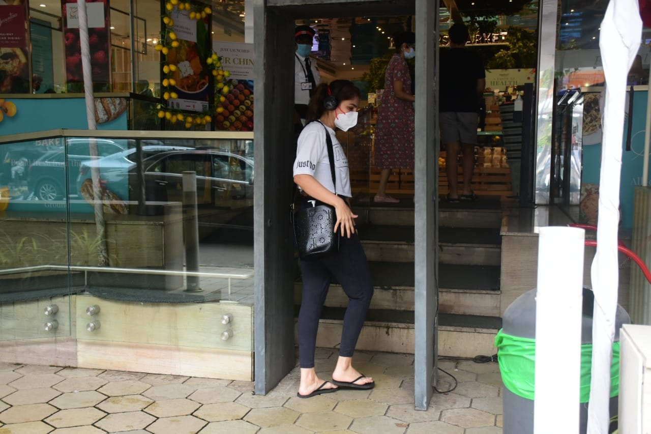 Mumbai: Actress Sharmin Segal seen at Mumbai's Khar on Oct 8, 2020. (Photo: IANS)