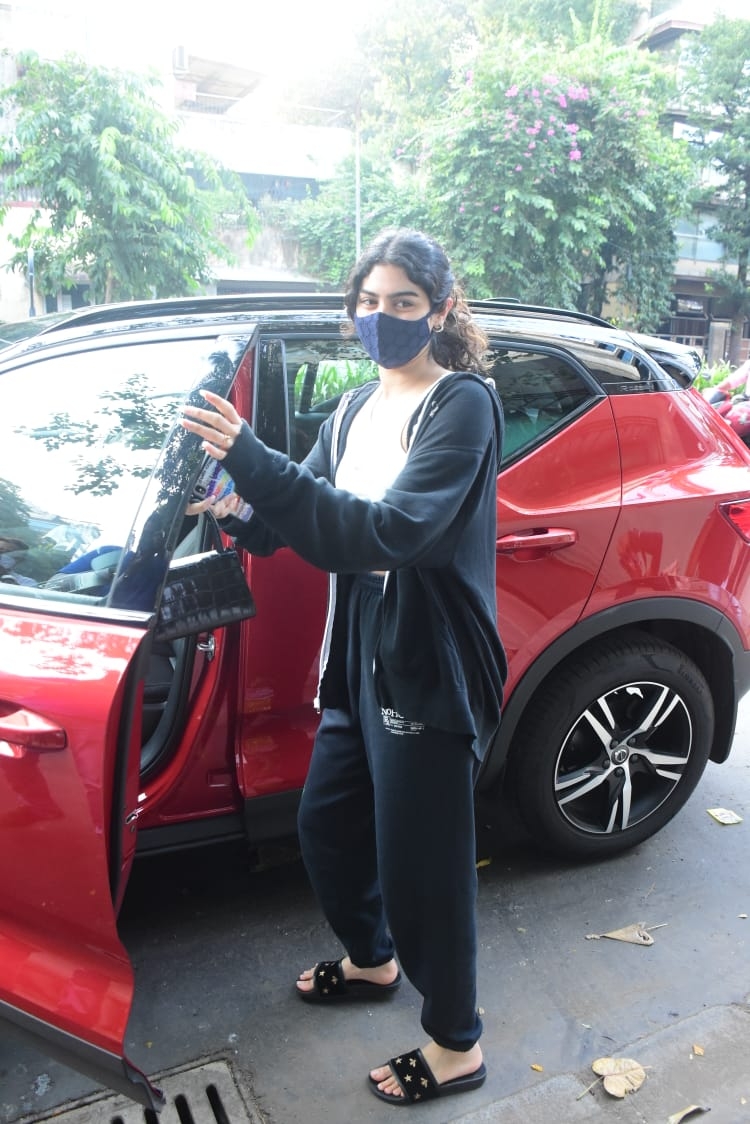 Mumbai: Actress Janhvi Kapoor's sister Khushi Kapoor seen at Mumbai's Khar on Oct 9, 2020. (Photo: IANS)