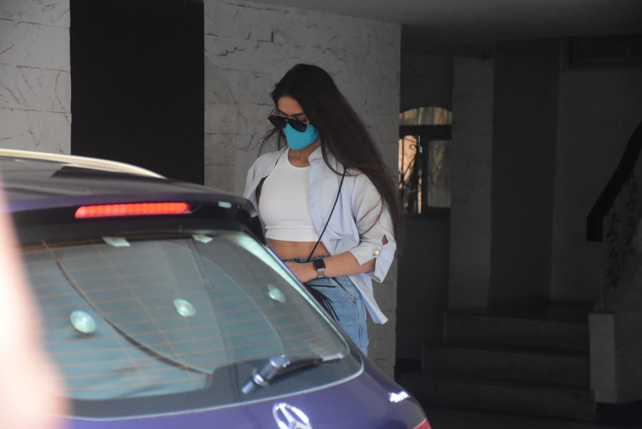 Mumbai: Actress Ileana D'cruz seen at a Bandra clinic in Mumbai on Oct 15, 2020. (Photo: IANS)