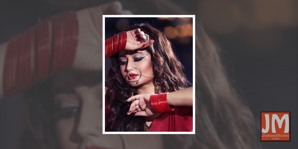 Rashami Desai turns 'Bangali girl' to celebrate Puja fervour.