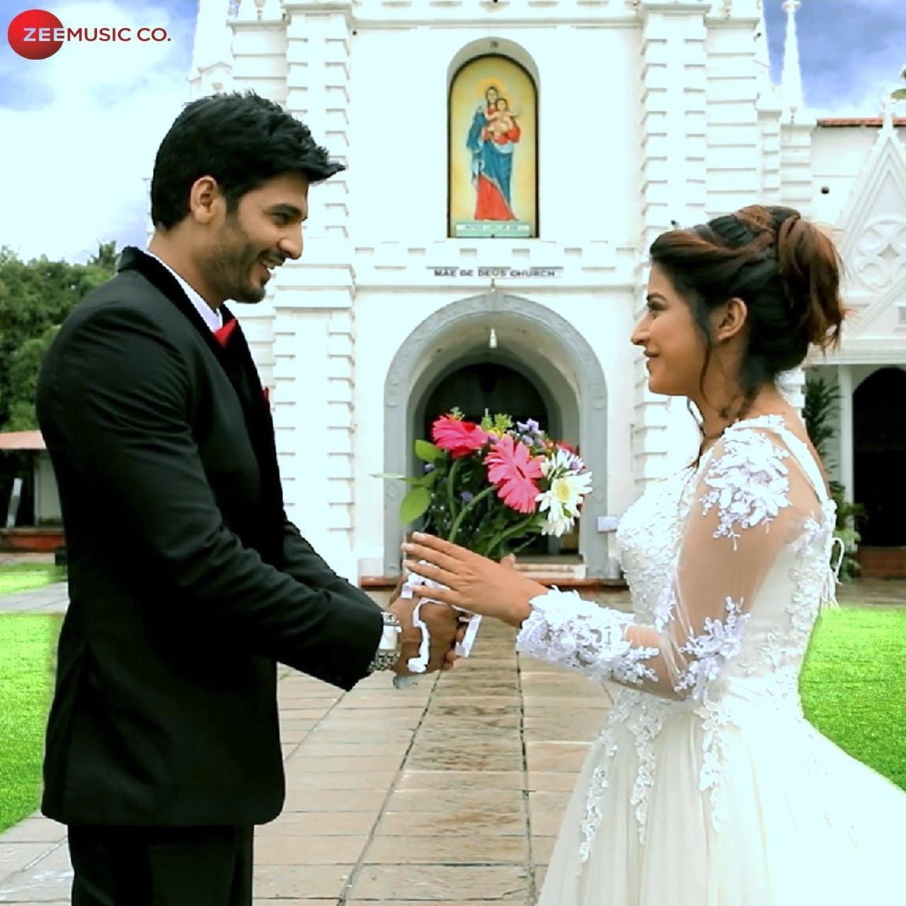 A great new song is being launched by Zee Music and Lucky Commando Films on 28th October. The name of the song is 'Un Lamhon Mein', whose producer is Lucky Bisht. The song has been voiced by well-known Bollywood singers Amit Mishra and Soumi Shailesh who have been honoured with National Awards. This new song has been directed by Naeem Sheikh and written by Bollywood lyricist Lado Suvalka.