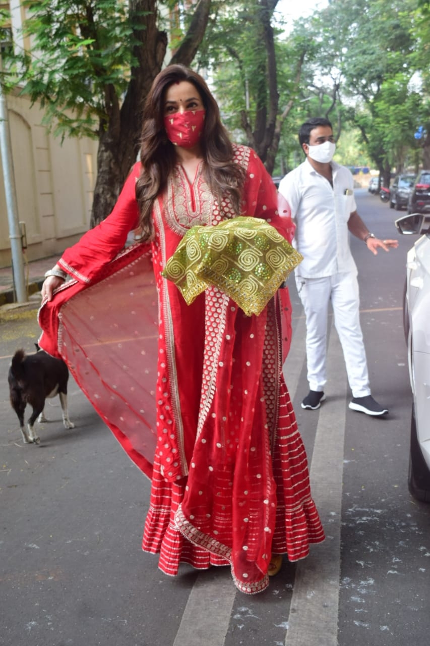 Mumbai: Actress Neelam Kothari during Karwa Chauth celebrations, in Mumbai on Nov 4, 2020. (Photo: IANS)
