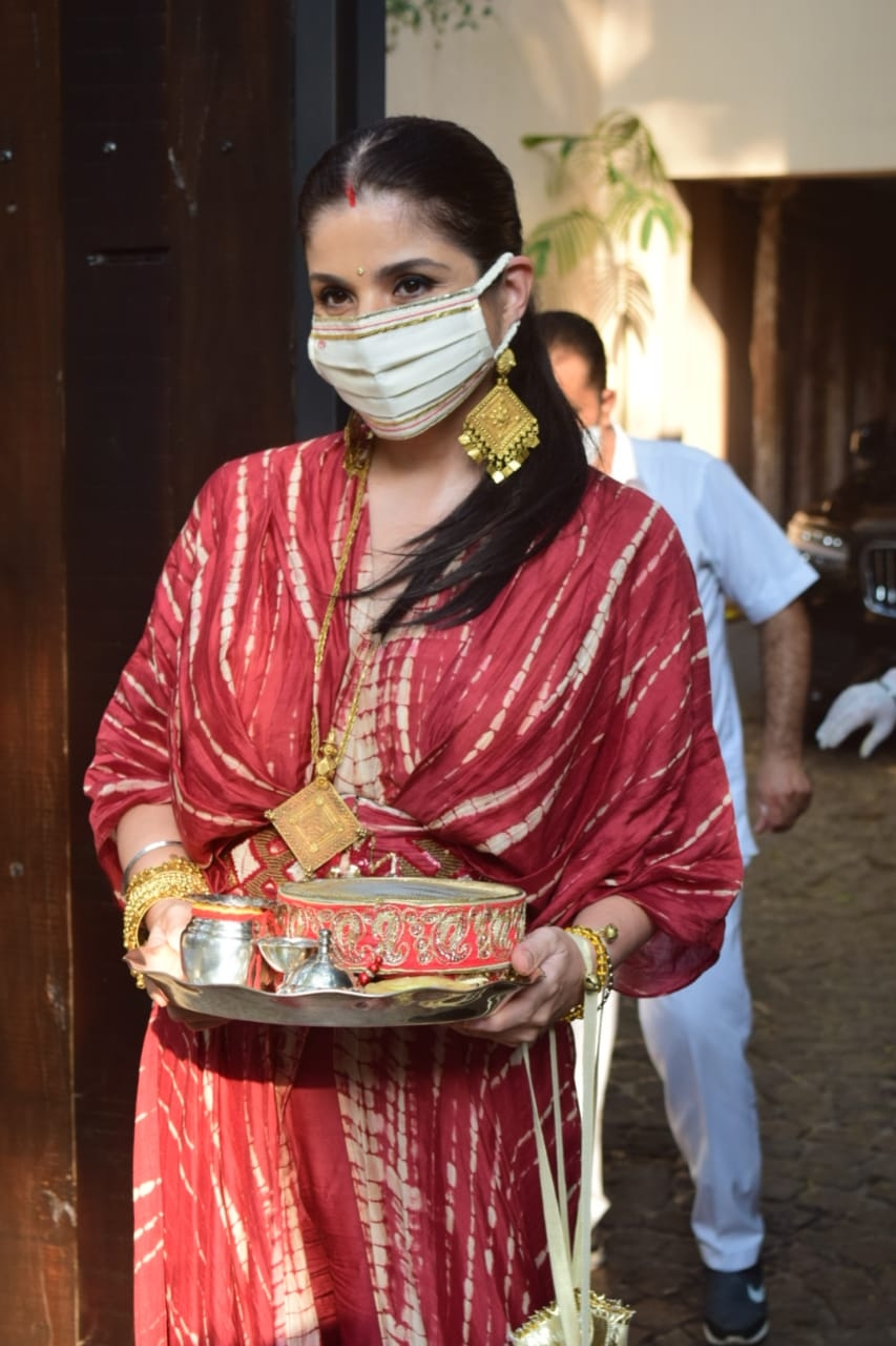 Mumbai: Actor Sanjay Kapoor's wife Maheep Kapoor during Karwa Chauth celebrations, in Mumbai on Nov 4, 2020. (Photo: IANS)
