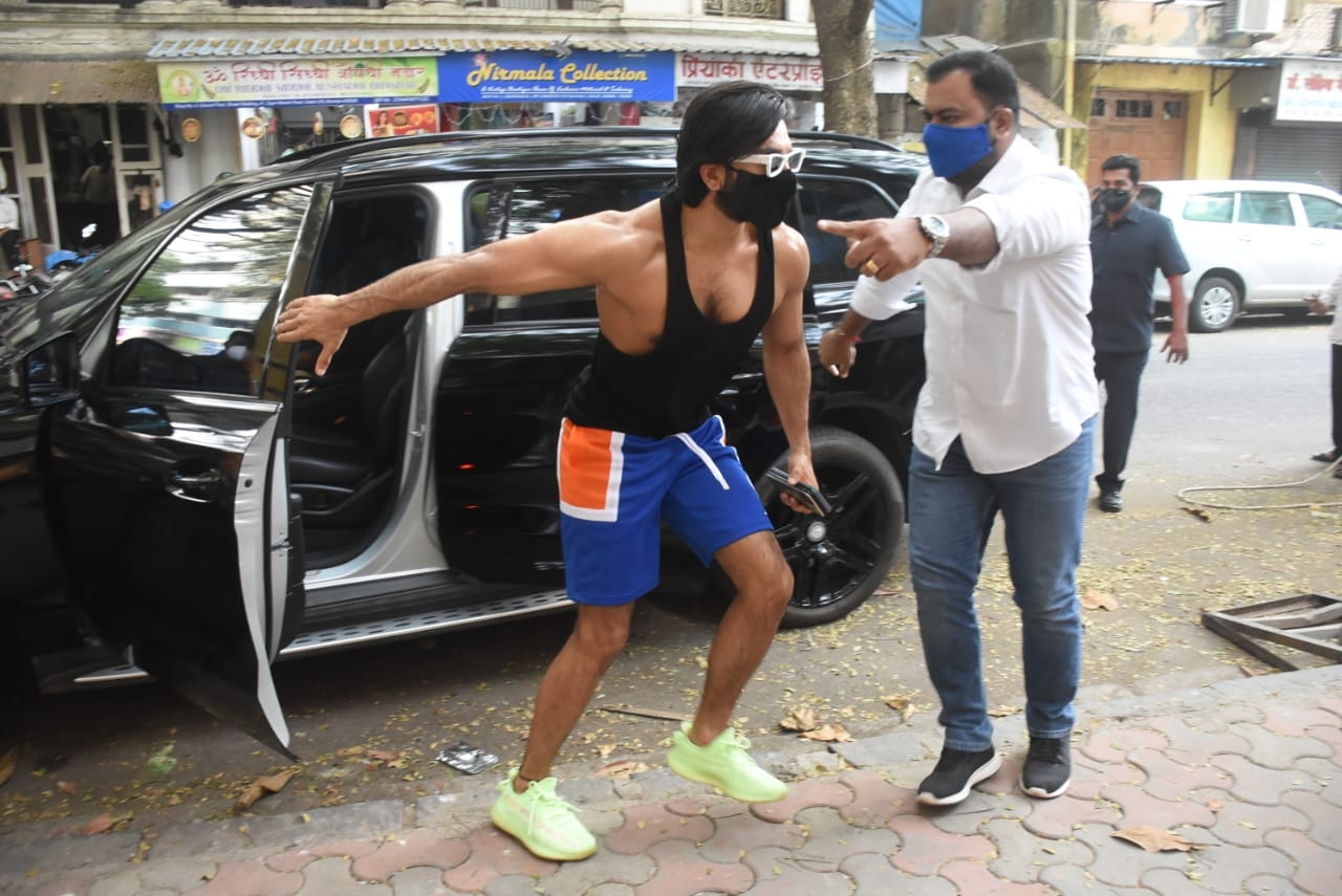 Mumbai: Actor Ranveer Singh seen at Prabhadevi in Mumbai on Nov 7, 2020. (Photo: IANS)