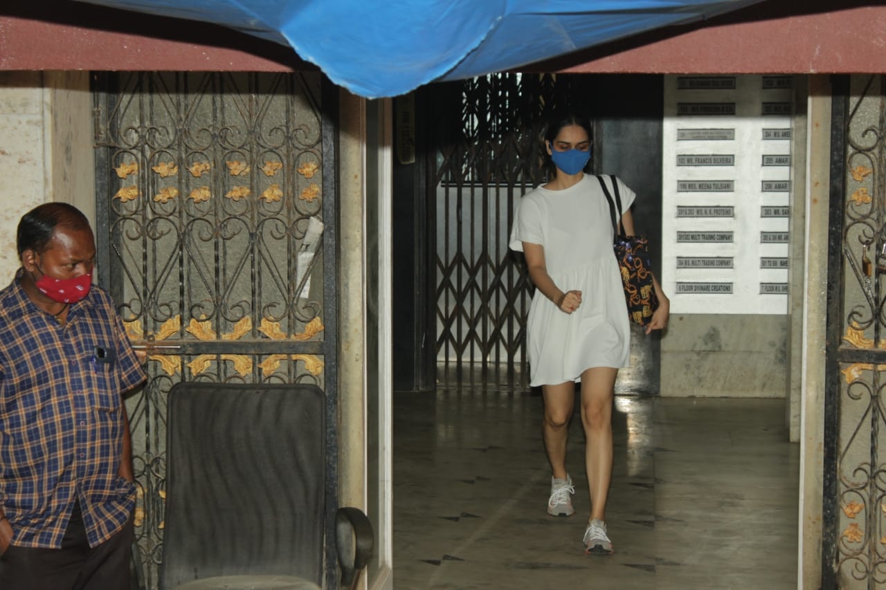 Mumbai: Manushi Chhillar seen at Khar in Mumbai on Nov 7, 2020. (Photo: IANS)