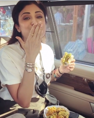 Shilpa Shetty Kundra gorges on vada pav.