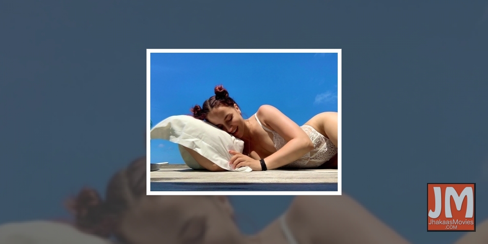 Elli AvrRam rocks in pristine white lace bodycon.