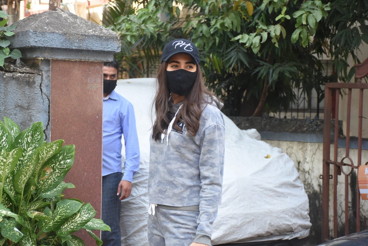 Mumbai: Actress Pooja Hegde seen at Bandra in Mumbai on Nov 10, 2020. (Photo: IANS)
