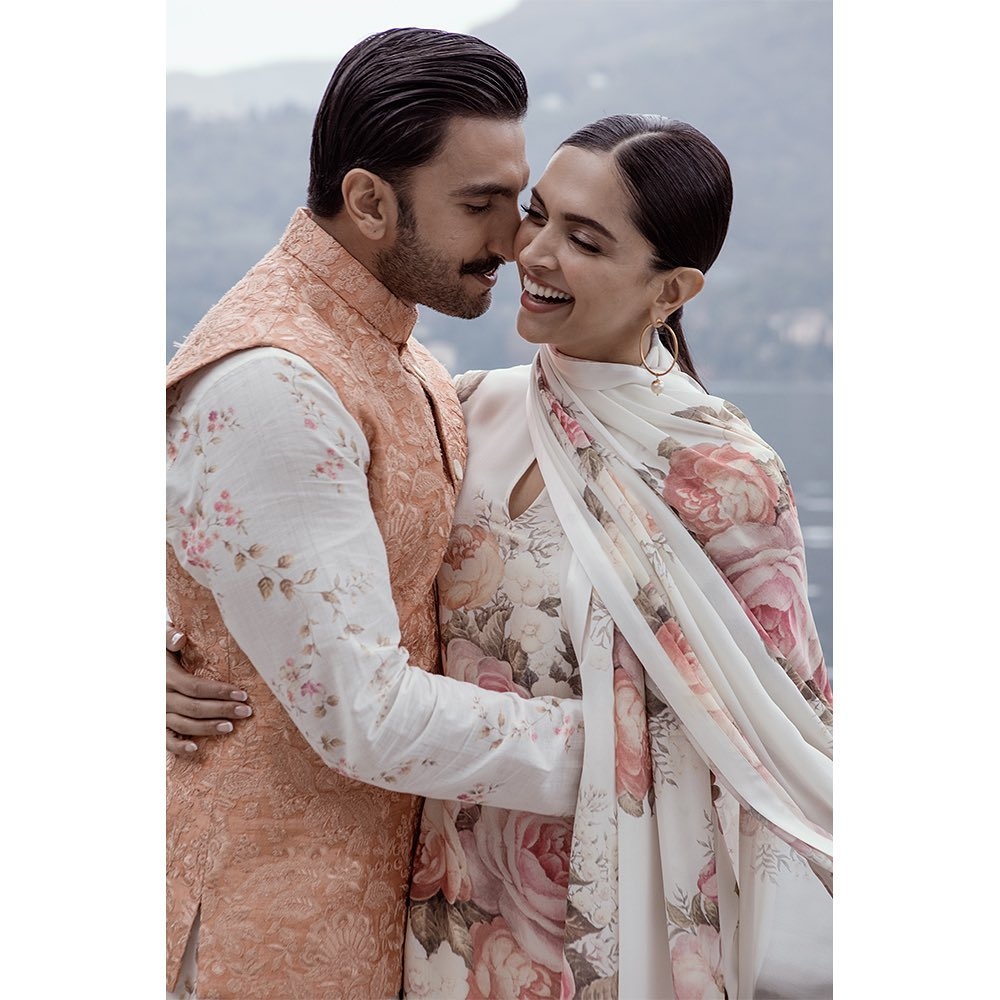 Deepika, Ranveer wish each other on anniversary.