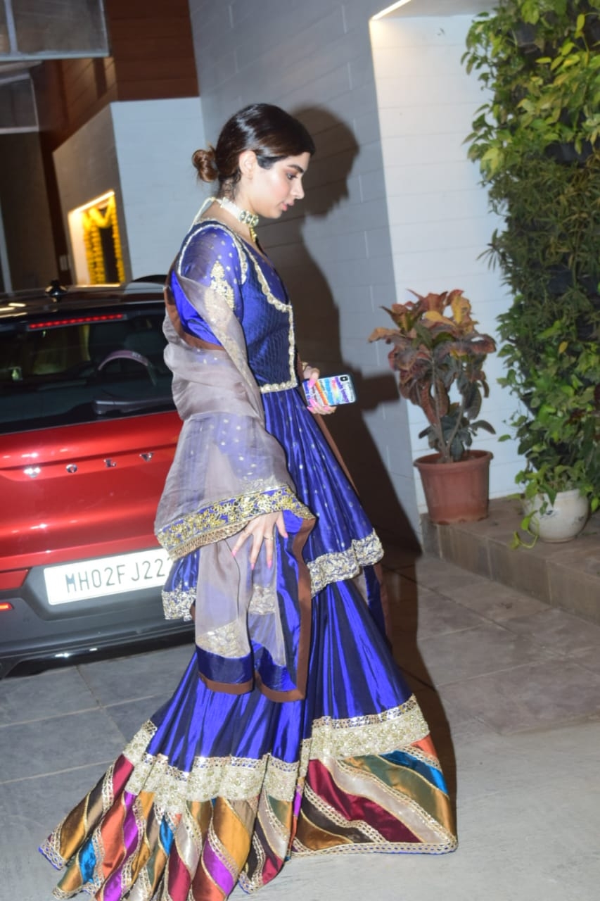 Mumbai: Janhvi And Khushi Kapoor at Boney Kapoor's Office in Mumbai's Andheri on November 14, 2020. (Photo: IANS)